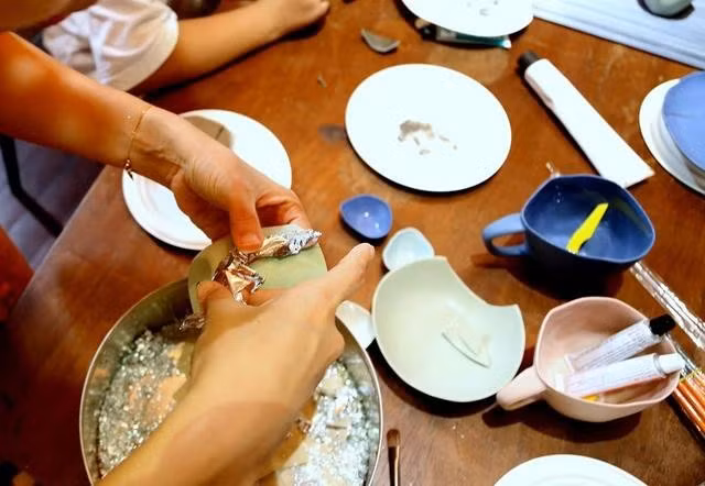 Công đoạn thếp quỳ bạc lên nét vỡ