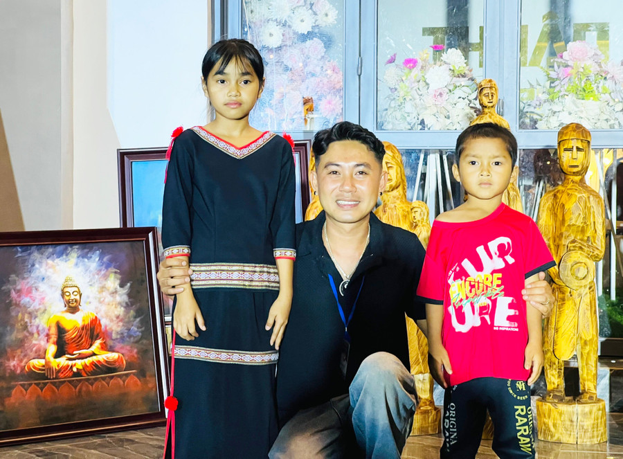 Anh Lê Xuân Sáng (ở giữa)-Trưởng nhóm thiện nguyện Đak Đoa-Mang Yang dành tình thương dành cho các em học sinh mồ côi bố mẹ. Ảnh: M.N anh-le-xuan-sang-o-giua-truong-nhom-thien-nguyen-dak-doa-mang-yang-danh-tinh-thuong-danh-cho-cac-em-hoc-sinh-mo-coi-bo-me.jpg