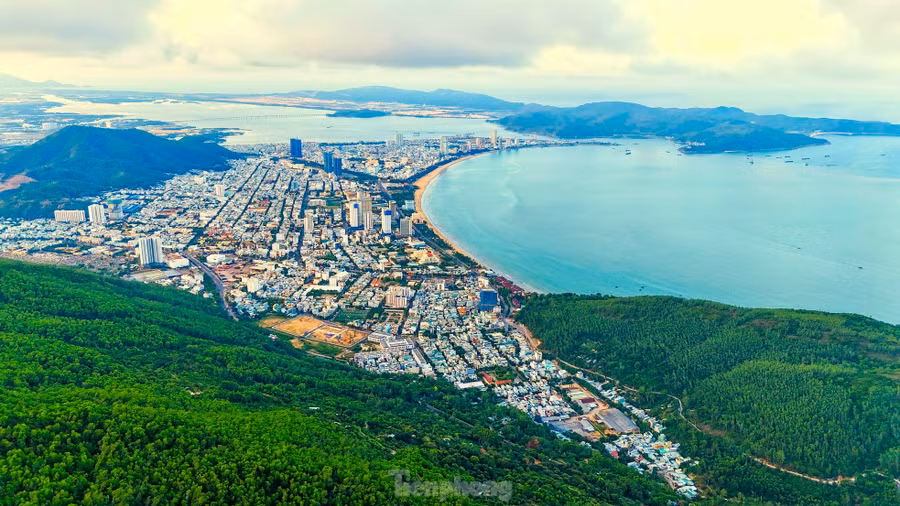 Từ núi Vũng Chua có thể ngắm trọn phố biển Quy Nhơn.