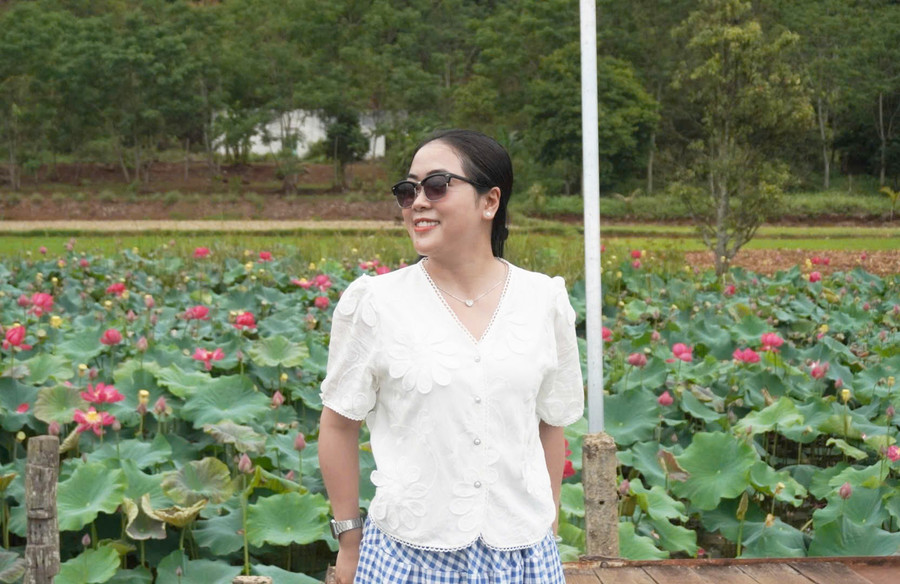 Chị Nguyễn Đỗ Tố Châu (31 đường Wừu, phường Ia Kring) cùng nhóm bạn vượt gần 20 km để check-in cánh đồng sen đang hottrend. Ảnh: Chu Hằng chi-nguyen-do-to-chau-31-duong-wuu-phuong-ia-kring-cung-nhom-ban-vuot-gan-20-km-de-check-in-canh-dong-sen-dang-hottrend-anh-chu-hang.jpg