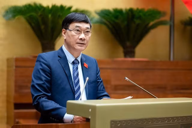 Chủ nhiệm Ủy ban Kinh tế Vũ Hồng Thanh trình bày báo cáo thẩm tra. Ảnh: Hồ Long