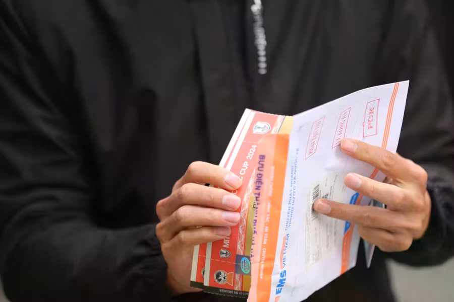 Vé được trao tận tay người hâm mộ