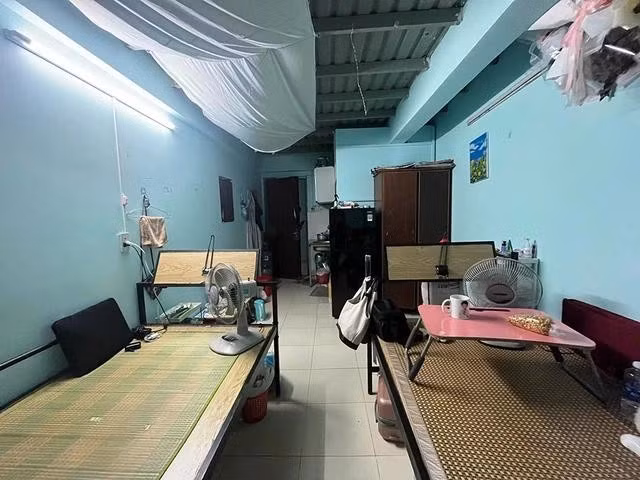 Một căn phòng trọ lợp mái tôn ở TP.Thủ Đức khiến người thuê nóng nực, mệt mỏi mỗi khi mùa hè đến