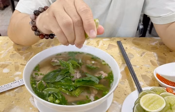 Vắt chanh vào phở là thói quen của nhiều người. (Ảnh minh hoạ)