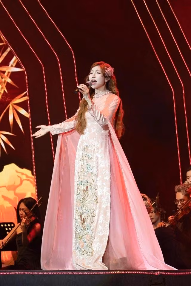 Trang Pháp trình diễn ca khúc Mãi là người Việt Nam tại lễ trao giải Cống hiến sau thời gian ghi hình tại Trung Quốc