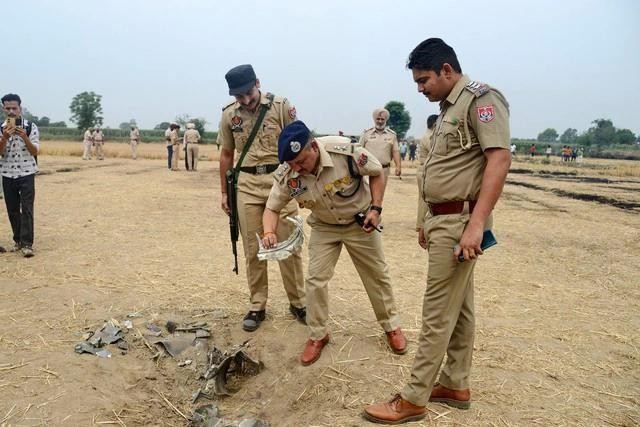 Cảnh sát Ấn Độ tại Jalandhar kiểm tra vật nghi là mảnh vỡ vũ khí Pakistan bị ngăn chặn ngày 10.5 Cảnh sát Ấn Độ tại Jalandhar kiểm tra vật nghi là mảnh vỡ vũ khí Pakistan bị ngăn chặn ngày 10.5