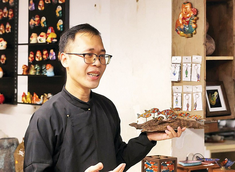 Trương Thanh Tùng giới thiệu sản phẩm pháp lam. Trương Thanh Tùng giới thiệu sản phẩm pháp lam.