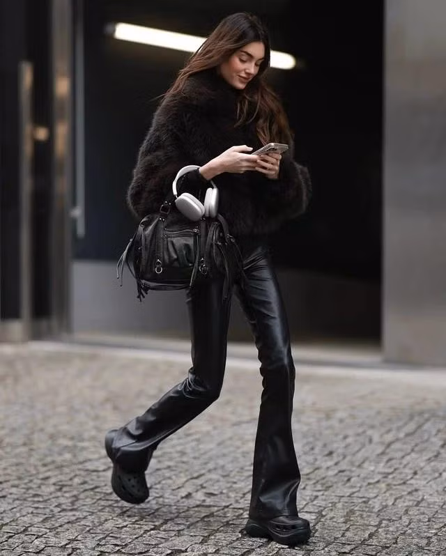 Một chiếc quần da ống loe là bảo chứng cho phong cách sành điệu và cá tính bậc nhất của thời trang street wear