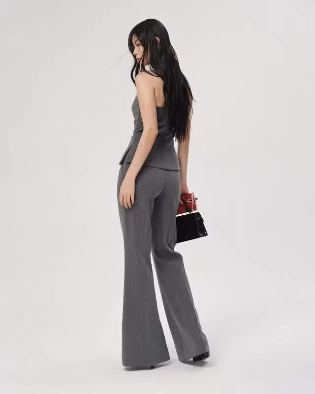 Quần tây ống loe được căn chỉnh phom dáng kỹ lưỡng giúp người mặc được tôn eo, tôn vòng 3, giấu được khuyết điểm mà vẫn mang đến sự thoải mái