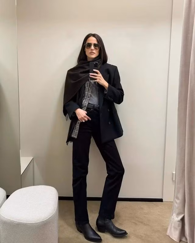 Phong cách năng động, trẻ trung và hiện đại khi chọn quần ống côn. Kiểu quần này phù hợp nhất với cô nàng có vóc dáng cân đối, ít nhược điểm ở phần hông và thân dưới