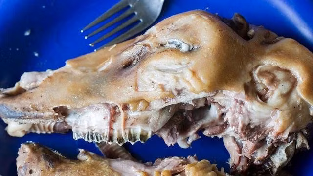 Svið là món ăn độc đáo của Iceland, bao gồm đầu cừu bổ đôi và nấu chín. Đầu cừu sau đó được nướng trên lửa (để loại bỏ lông) rồi ăn. Món ăn này thường được dùng kèm với củ cải nghiền, khoai tây nghiền, đặc biệt là trong lễ hội giữa mùa đông truyền thống của Iceland. Mặc dù svið nổi tiếng nhưng nhiều người có thể thấy kỳ lạ khi phải nhìn thẳng vào mắt thức ăn của mình