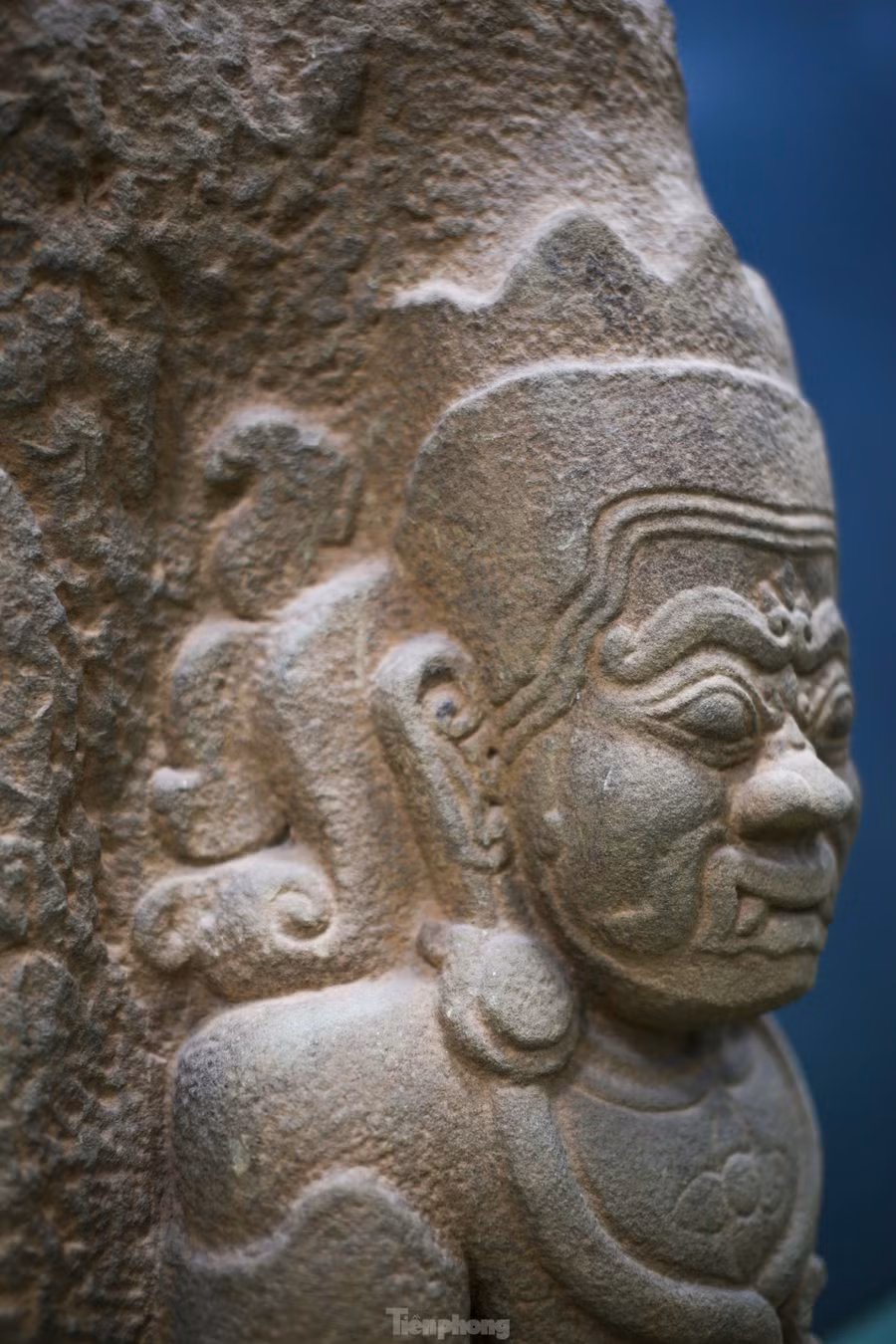 Trong truyền thuyết của Hindu giáo, Hộ pháp là vị môn thần, canh giữ cổng hoặc cửa của những ngôi đền/tháp. Thần có nhiệm vụ bảo vệ đạo pháp, người tu hành, người đến hành lễ, thường thể hiện theo cặp đối xứng, đặt ở hai bên cửa ra vào đền, tháp Chămpa. Ảnh: Trương Định.