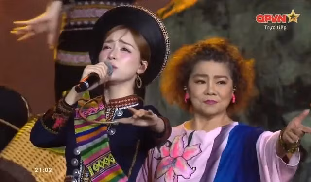 Màn biểu diễn gây bùng nổ của NSND Thanh Hoa và Hòa Minzy