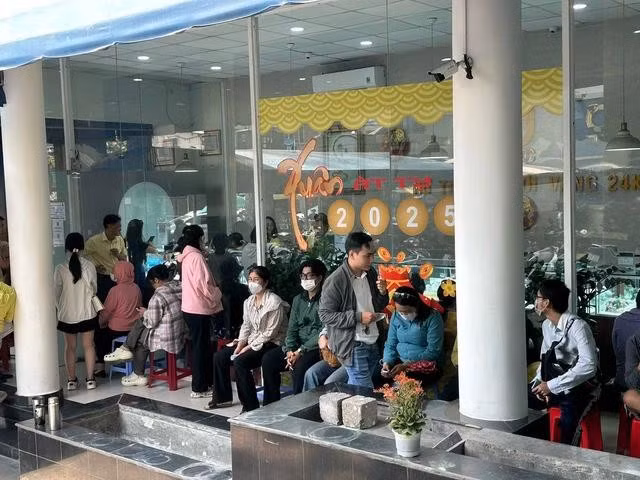 Khách mua vàng nhẫn chuyển khoản chờ đến trưa vào giao dịch