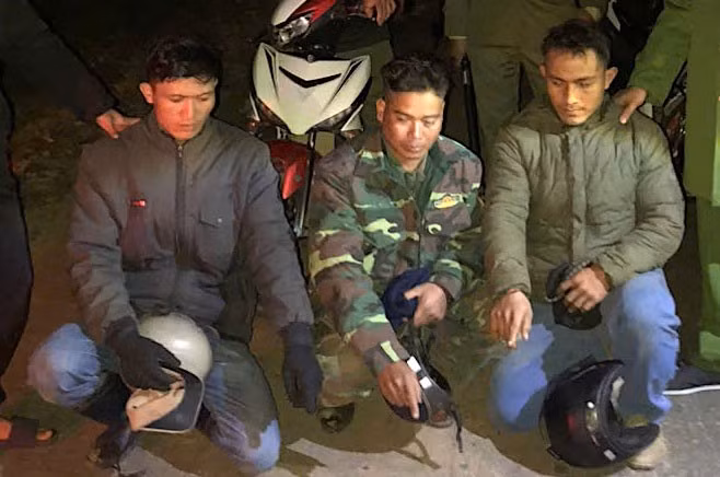 Các đối tượng cùng tang vật. Ảnh: CA