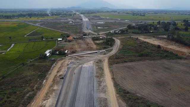 Dự án đường bộ cao tốc Khánh Hòa - Buôn Ma Thuột có tổng chiều dài 117,5 km, có tổng mức đầu tư 21.935 tỉ đồng.