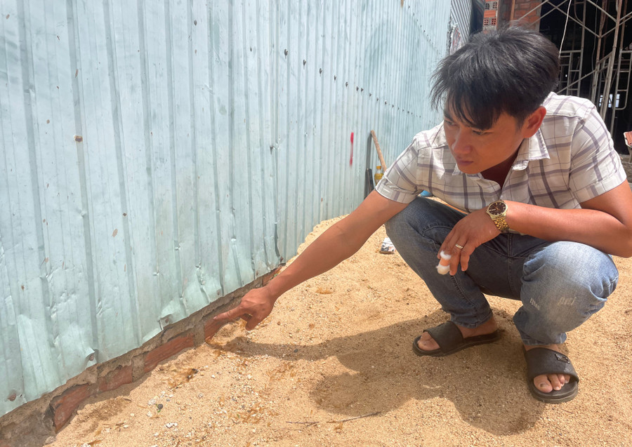 Phần móng và bức tường của ngôi nhà xuất hiện vết nứt. Ảnh: L.V.N phan-mong-va-buc-tuong-cua-ngoi-nha-xuat-hien-vet-nut-anh-van-ngoc.jpg