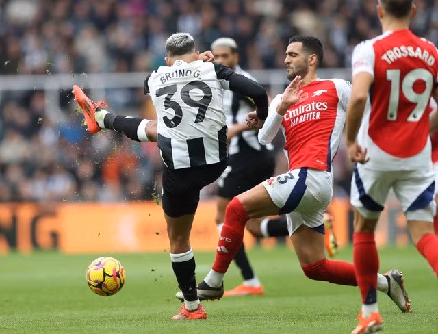 Mikel Merino bỏ lỡ cơ hội gỡ hòa cho "Pháo thủ" cuối hiệp 1