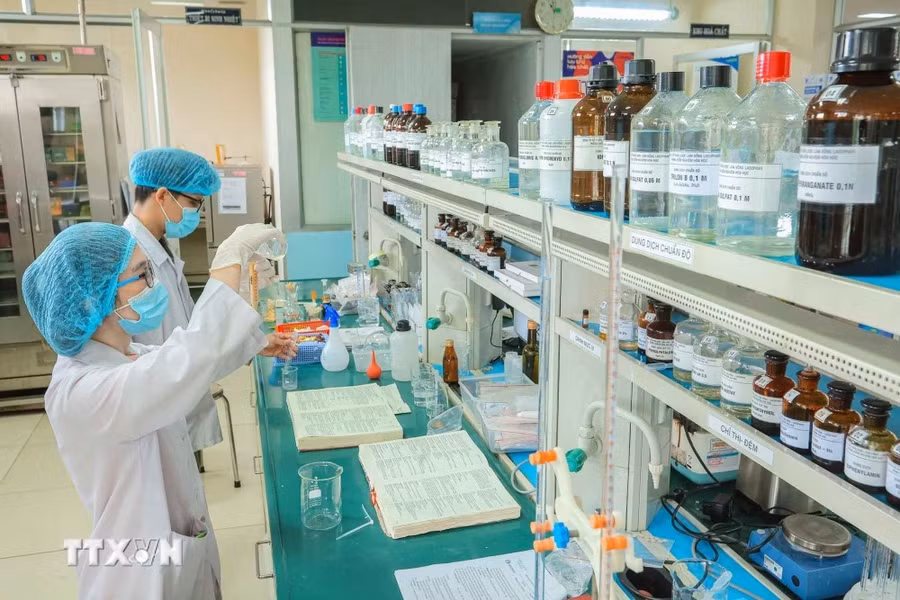 Nhân viên phòng kiểm tra chất lượng của Ladophar kiểm tra mẫu thí nghiệm. Ảnh: Hoàng Hiếu/TTXVN