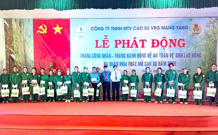 Lãnh đạo công ty trao quà cho 41 Công nhân có hoàn cảnh khó khăn. Ảnh: H.Đ.T lanh-dao-cong-ty-trao-qua-cho-41-cong-nhan-co-hoan-canh-kho-khan.jpg