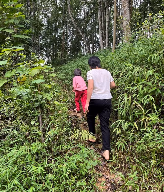 Mẹ con chị N.T.S. băng rừng bỏ trốn. Ảnh: Công an cung cấp