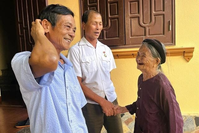Cựu chiến binh Lê Văn Mồi và Nguyễn Quang Hợi thăm hỏi mẹ của đồng đội Ngọ Văn Vượng Cựu chiến binh Lê Văn Mồi và Nguyễn Quang Hợi thăm hỏi mẹ của đồng đội Ngọ Văn Vượng