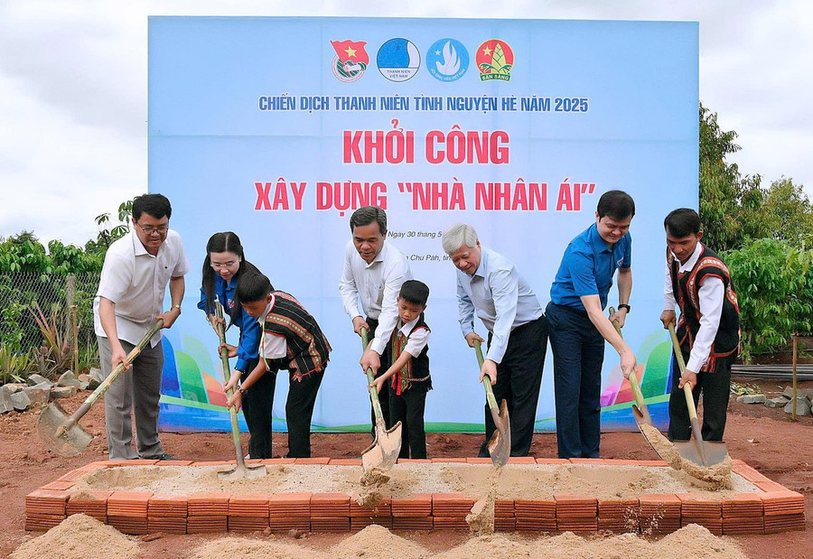 Các đồng chí lãnh đạo Ủy ban MTTQ Việt Nam, Tỉnh ủy Gia Lai, Trung ương Đoàn TNCS Hồ Chí Minh và Huyện ủy Chư Păh khởi công xây dựng nhà nhân ái cho gia đình em Rơ Châm Quyên. Ảnh: Đ.T cac-dong-chi-lanh-dao-uy-ban-mttq-viet-nam-tinh-uy-gia-lai-trung-uong-doan-tncs-ho-chi-minh-va-huyen-uy-chu-pah-khoi-cong-xay-dung-nha-nhan-ai-cho-gia-dinh-em-ro-cham-quyen-anh-dt.jpg