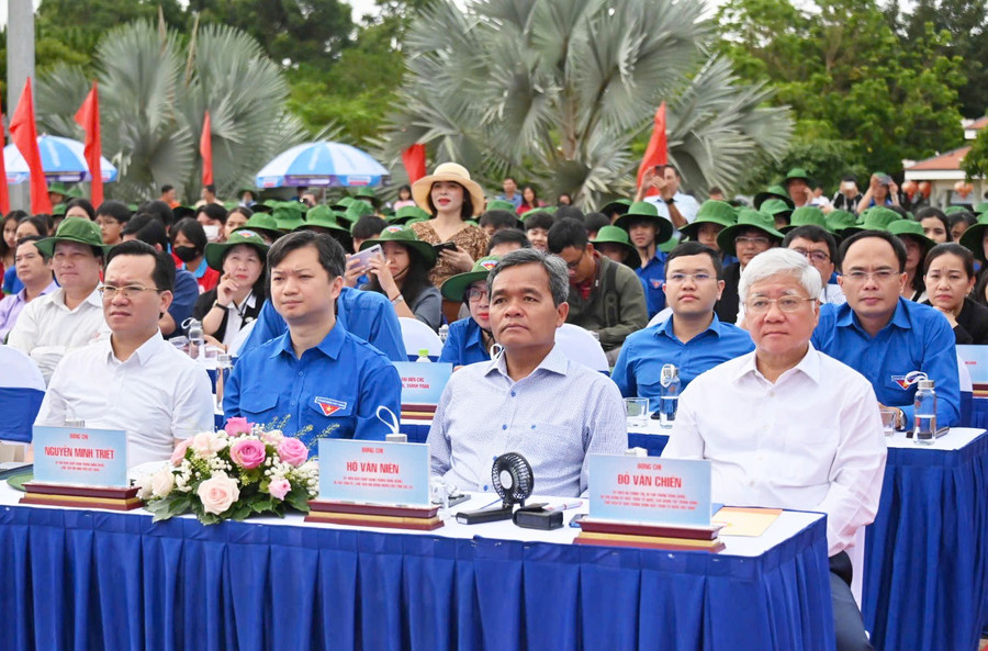 Các đồng chí lãnh đạo Ủy ban Trung ương MTTQ Việt Nam, Tỉnh ủy Gia Lai, Trung ương Đoàn TNCS Hồ Chí Minh tham dự lễ ra quân Chiến dịch. Ảnh: Đ.T cac-dong-chi-lanh-dao-uy-ban-trung-uong-mttq-viet-nam-tinh-uy-gia-lai-trung-uong-doan-tncs-ho-chi-minh-tham-du-le-ra-quan-chien-dich-anh-dt.jpg
