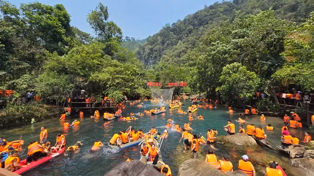 Suối Nước Moọc luôn kín khách đến tắm mát