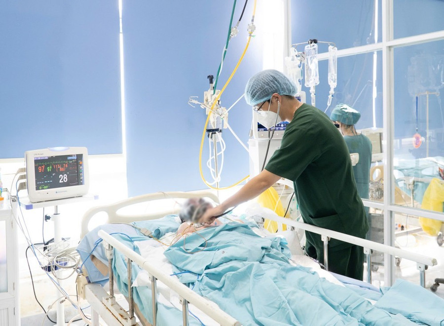 Bệnh nhân bị bỏng nặng được điều trị ICU Bệnh nhân bị bỏng nặng được điều trị ICU