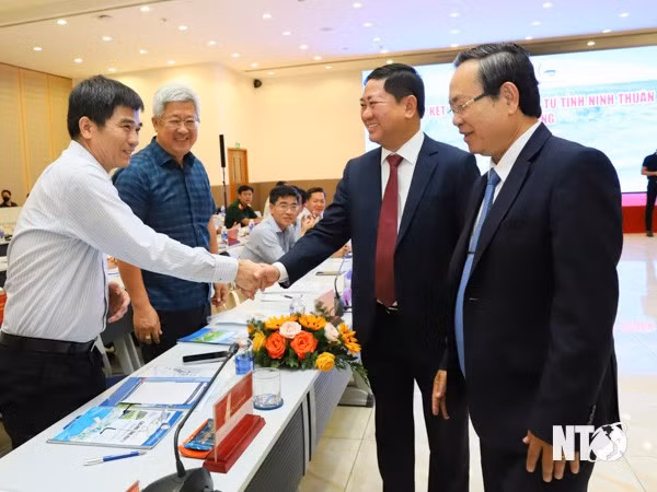 Đồng chí Trần Quốc Nam, Phó Bí thư Tỉnh ủy, Chủ tịch UBND tỉnh gặp các nhà đầu tư tại Hội nghị kết nối, xúc tiến đầu tư tỉnh Ninh Thuận tại tỉnh Bình Dương năm 2023. Ảnh: Văn Nỷ