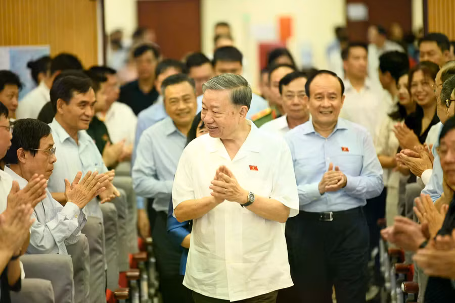 Tổng Bí thư Tô Lâm tiếp xúc cử tri trước kỳ họp thứ 9 Quốc hội khóa XV tại Hà Nội sáng 17.4