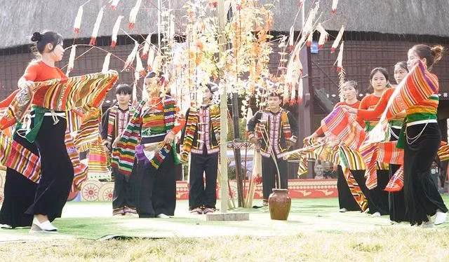 Dân làng tham gia múa hát trong lễ hội Kìn chiêng bốc mạy