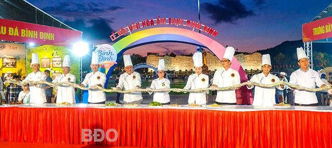 Màn quảng diễn chế biến chiếc bánh cuốn Tây Sơn dài 7,7 m là điểm nhấn nổi bật tại lễ hội. Ảnh: ĐOAN NGỌC viewimage-465.jpg