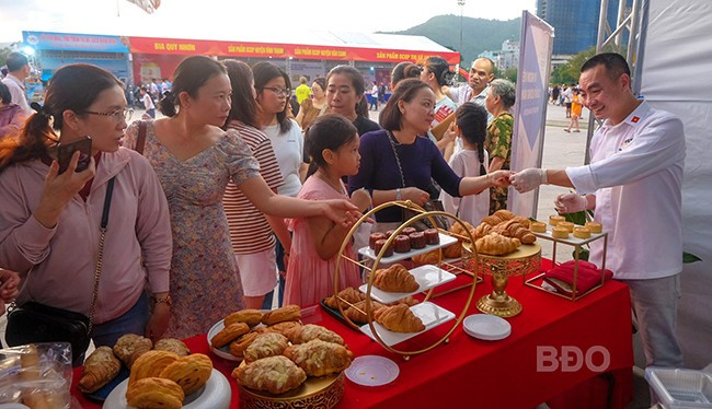 Lễ hội thu hút rất đông người dân, du khách đến trải nghiệm. Ảnh: ĐOAN NGỌC viewimage-1.jpg