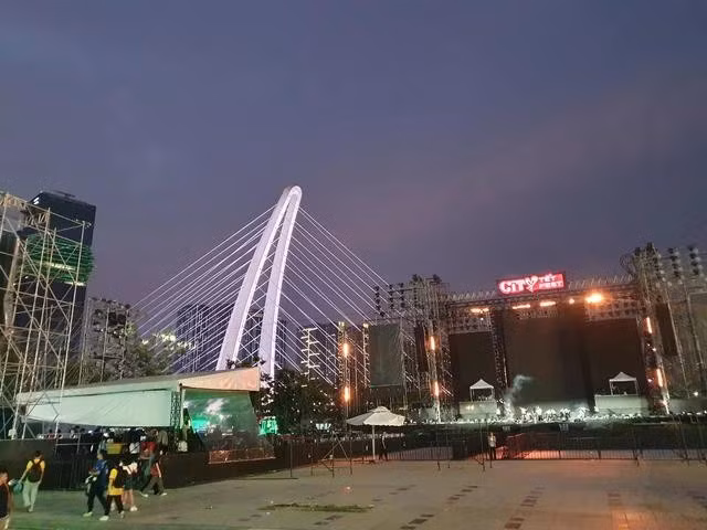 Khu vực sân khấu đón countdown tại Công viên bờ sông Sài Gòn nằm ngay dưới chân cầu Ba Son
