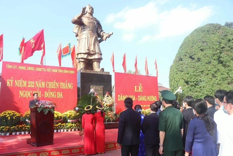Dâng hoa trước tượng đài Quang Trung-Nguyễn Huệ, trong khu vực Bảo tàng Quang Trung, thị trấn Phú Phong, huyện Tây Sơn (Bình Định), tháng 2/2021. (Ảnh: Phạm Kha/TTXVN) Dâng hoa trước tượng đài Quang Trung-Nguyễn Huệ, trong khu vực Bảo tàng Quang Trung, thị trấn Phú Phong, huyện Tây Sơn (Bình Định), tháng 2/2021. (Ảnh: Phạm Kha/TTXVN)