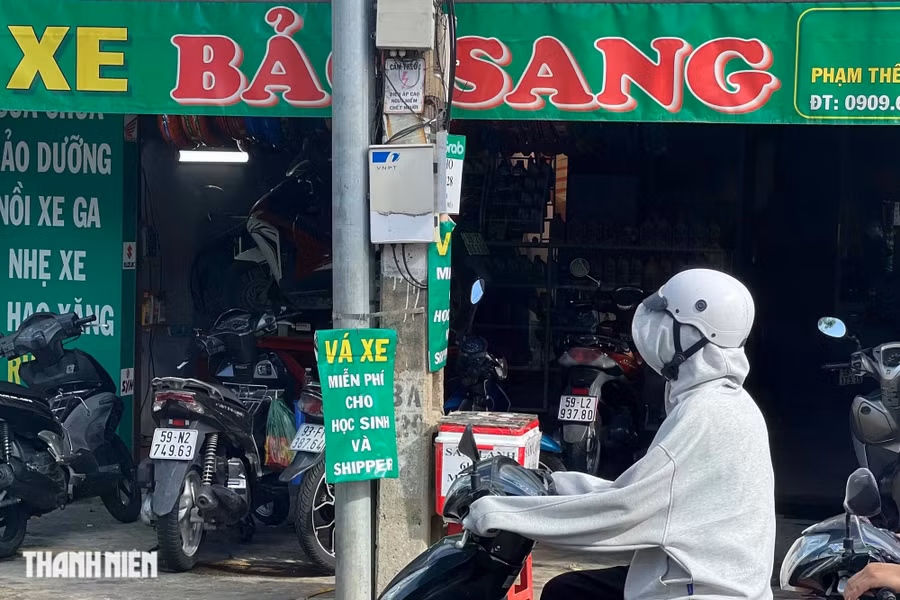 Tấm bảng nhỏ treo trước cửa tiệm từ ngày khai trương, đến nay đã tròn 1 năm