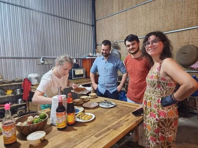 Du khách tham gia nấu ăn cùng gia đình anh Thịnh