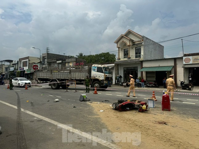 Vụ tai nạn khiến bà T.T.T.T. 53 tuổi, bán tạp hóa gần đó tử vong tại chỗ. Vụ tai nạn khiến bà T.T.T.T. 53 tuổi, bán tạp hóa gần đó tử vong tại chỗ.