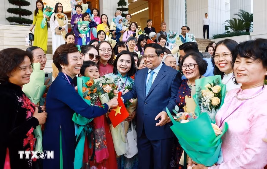 Thủ tướng Phạm Minh Chính với các nhà khoa học và kỹ sư nữ khu vực châu Á-Thái Bình Dương năm 2024. (Ảnh: Dương Giang/TTXVN)