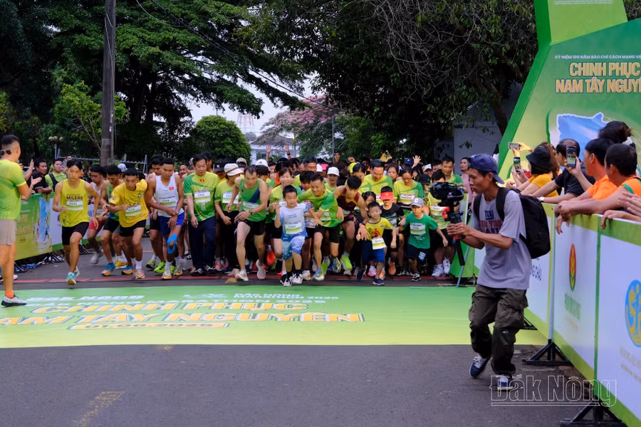 Lãnh đạo tỉnh tham gia giải chạy đã tạo nên hình ảnh đẹp, truyền cảm hứng và tiếp thêm động lực cho các vận động viên trên đường đua