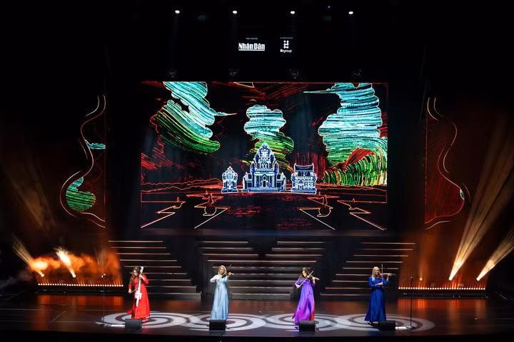 Tứ tấu dàn dây nổi tiếng Bond mặc áo dài trong đêm diễn "Bond Live in Vietnam".