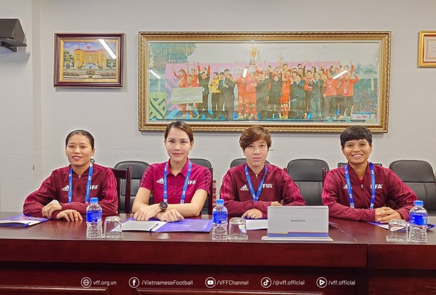 Trọng tài Bùi Thị Thu Trang (thứ hai từ phải sang) Trọng tài Bùi Thị Thu Trang (thứ hai từ phải sang)