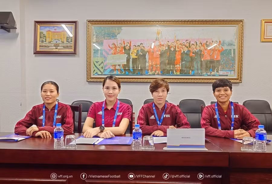 Trọng tài Bùi Thị Thu Trang (thứ hai từ phải sang)