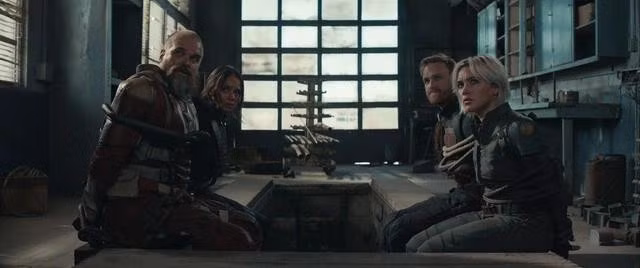 Phim theo chân một nhóm phản anh hùng bị mắc vào cái bẫy chết người và buộc phải cùng nhau thực hiện nhiệm vụ nguy hiểm