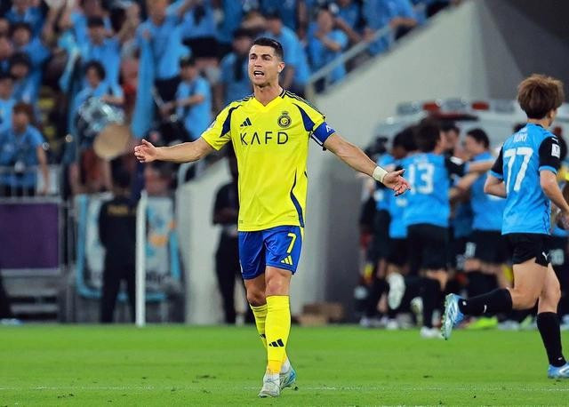 Ronaldo và Al Nassr chính thức chia tay sau 2 năm rưỡi không danh hiệu vô địch Ronaldo và Al Nassr chính thức chia tay sau 2 năm rưỡi không danh hiệu vô địch