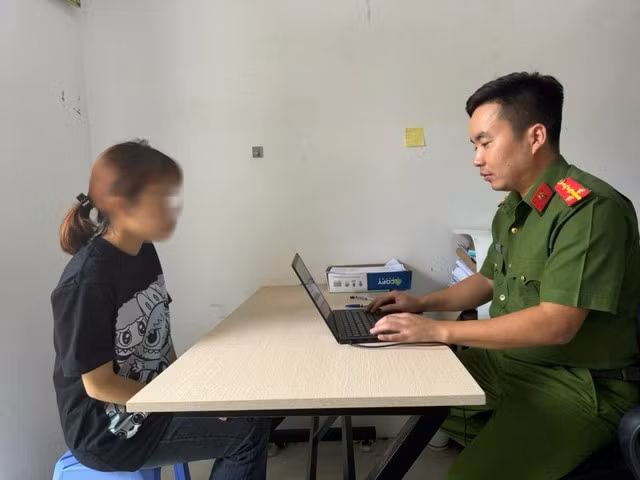Nữ sinh T.H.M. làm việc với cơ quan công an. Ảnh: T.T.