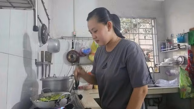 Trâm nấu bữa cơm chiều cho gia đình