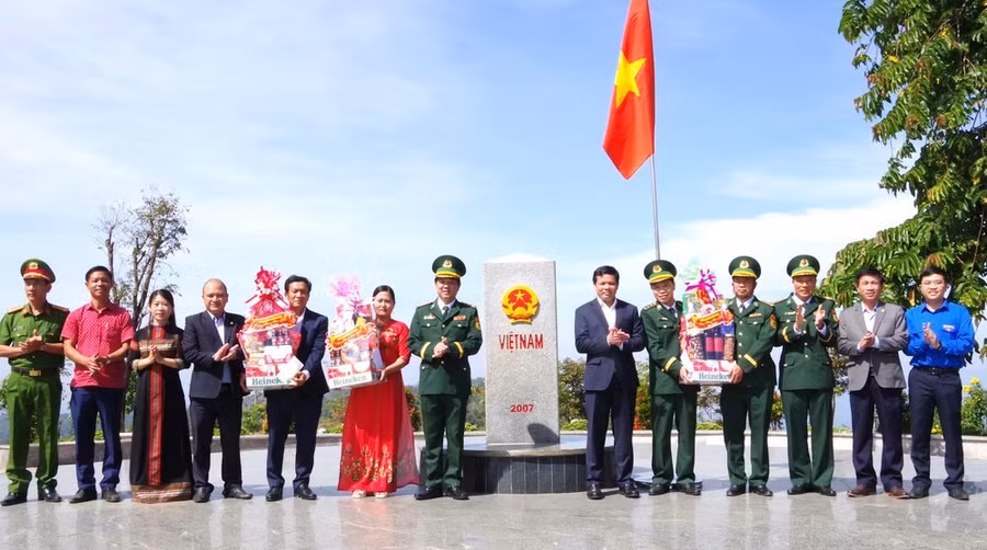 Ông Nguyễn Đức Tuy, Phó Bí thư Tỉnh ủy (thứ 6 từ phải sang) và lãnh đạo Bộ Chỉ huy biên phòng tỉnh tặng quà chính quyền xã Pờ Y và Đồn Biên phòng Cửa khẩu quốc tế Bờ Y